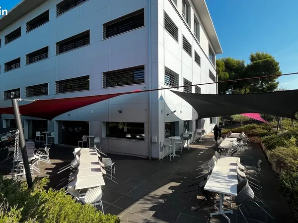 Location bureaux 130 m2 idéalement situés à l'entrée Ouest d'Aix-en-Provence avec places de parking