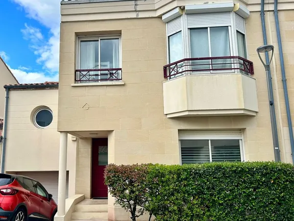 LE BOUSCAT — Maison familiale avec parc arboré et tennis privatif