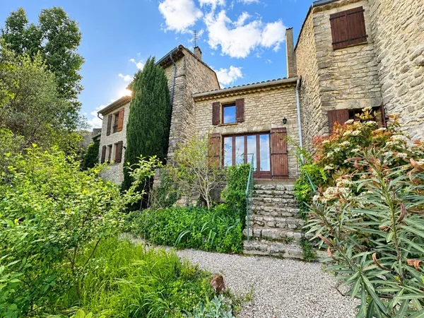 GRIGNAN , MAISON DE VILLAGE AVEC JARDIN , PISCINE ET VUE DOM