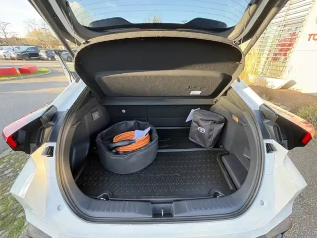 Toyota C-Hr 2.0 phev 225 graphic my26 — photo 17