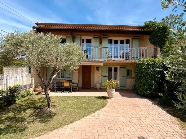 Orange - Maison famiale de 200 m2 avec dépendance et jardin plein sud