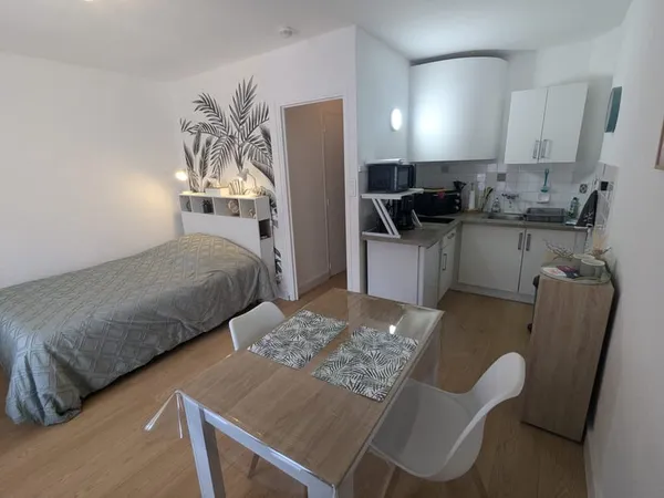REF 2 STUDIO MEUBLE PROCHE DU CENTRE VILLE ET DES COMMODITES