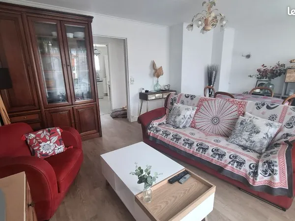 Loue à l'année, appartement T3 meublé, 66m2, 2 chambres, balcon, garage, bien exposé, placards intég