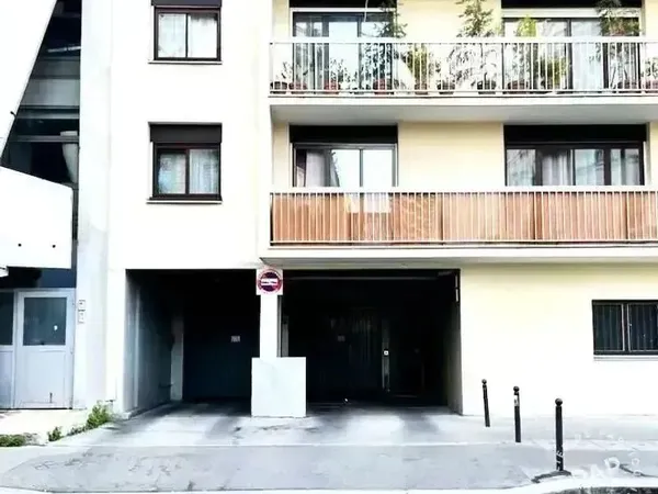PARTICULIER vends place de parking / 1er sous-sol / PARIS 11ème / Installation Borne électrique poss