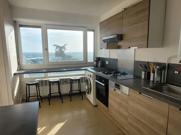Superbe colocation dans grand T4 meublé à neuf Oullins (Lyon Sud)
