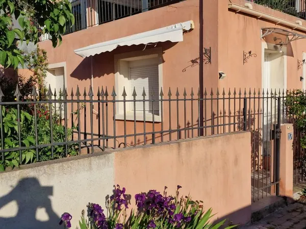 T2 meublé et climatisé avec cour privative