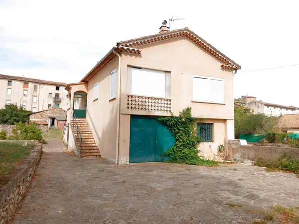 Maison individuelle avec grand jardin et grand garage.