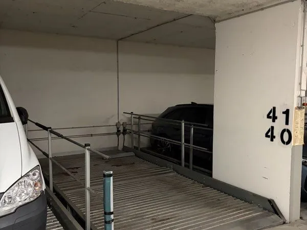 Place de parking - Commerce Mademoiselle La Motte Picquet