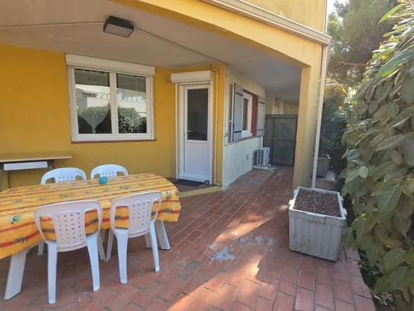 LE CAP D'AGDE: STUDIO rénové avec climatisation, rez de chaussée /PISCINE/ 200m plage