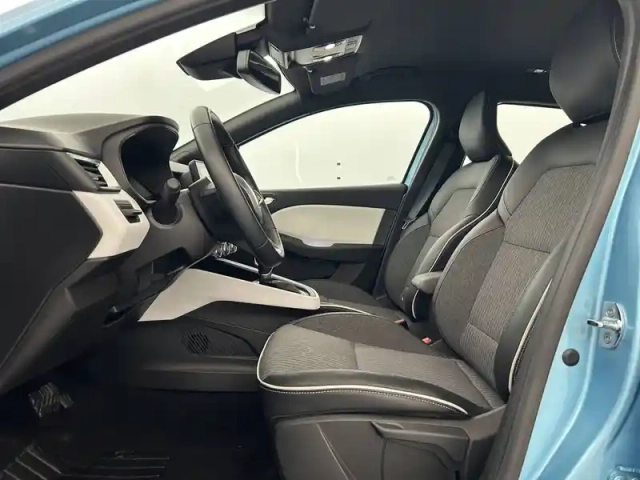 Renault Clio e-tech 140 - 21n — photo 18