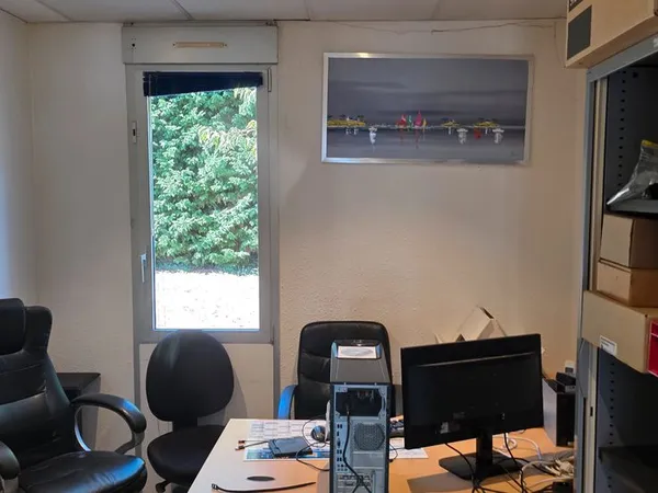 Bureau meublé lumineux de 10 m² en RDC avec jardin