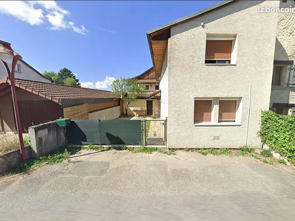 Maison / Appartement T2 de 50 m² avec 2 chambres, jardin clos, cabanon et parking - Proche Genève / 