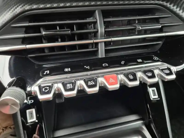 Peugeot 2008 electrique 136 ch — photo 30