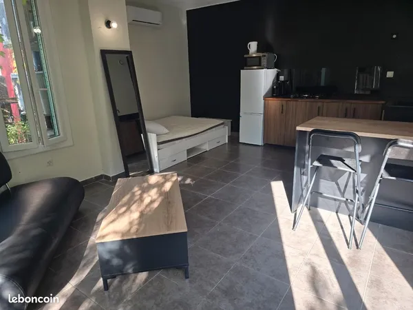 Studio meublé avec cour et entrée privative
