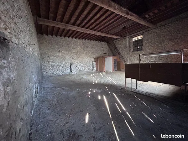 Bâtiment en pierre Entrepôt local idéal atelier loft surface 200m2