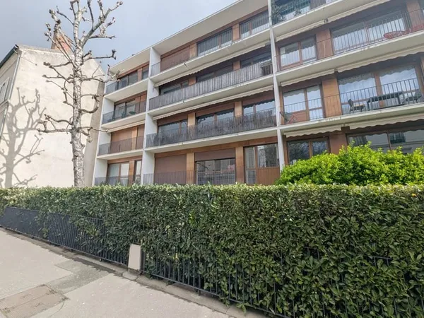 En hypercentre, appartement 4 pièces avec garage en sous-sol