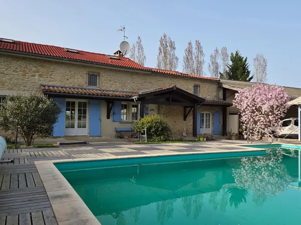 Propriété a vendre de 400 m², une maison principale et un logement attenant sur un terrain arboré de