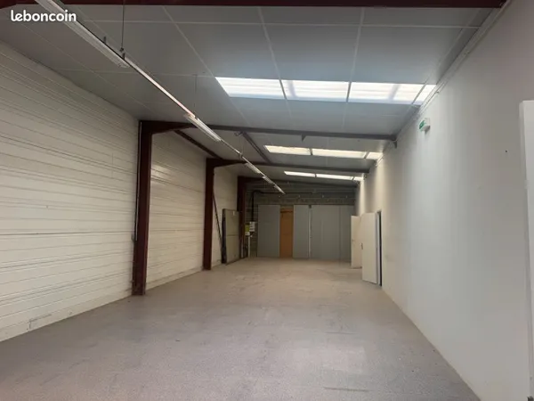 Local / Saint-Berthevin 232m2