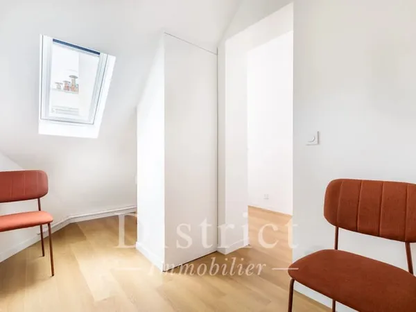 Exclusivité - Chambre de service en excellent état. Meublé.