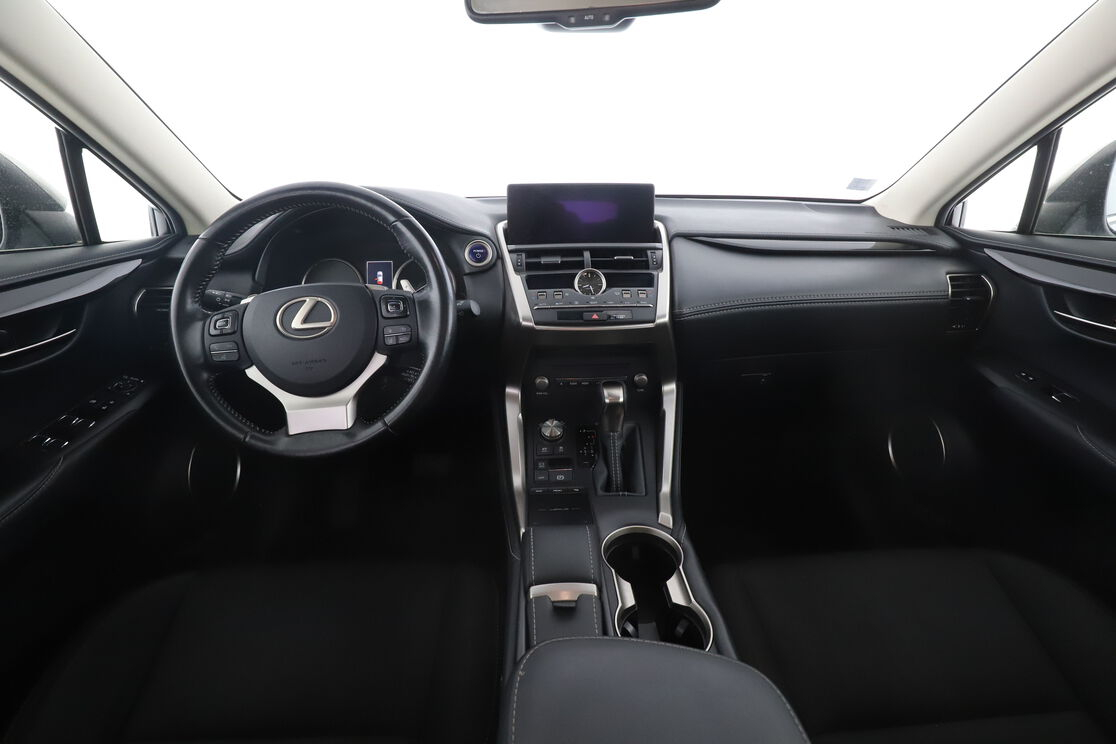 Lexus NX-Serie 300h Business 2WD Auto — photo 11