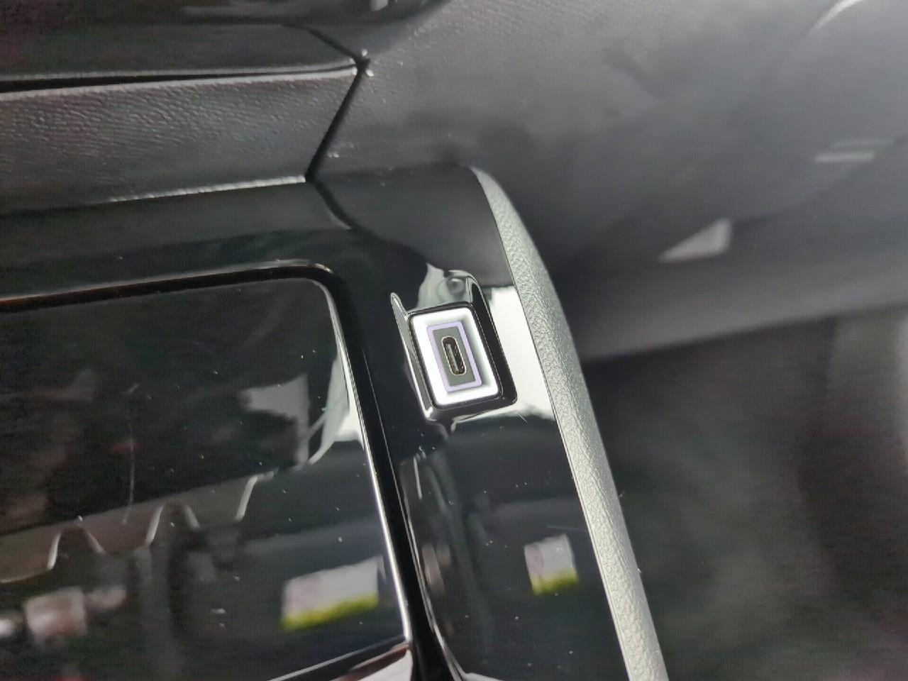 Peugeot 2008 hybrid 145 ch e-dcs6 allure — photo 24