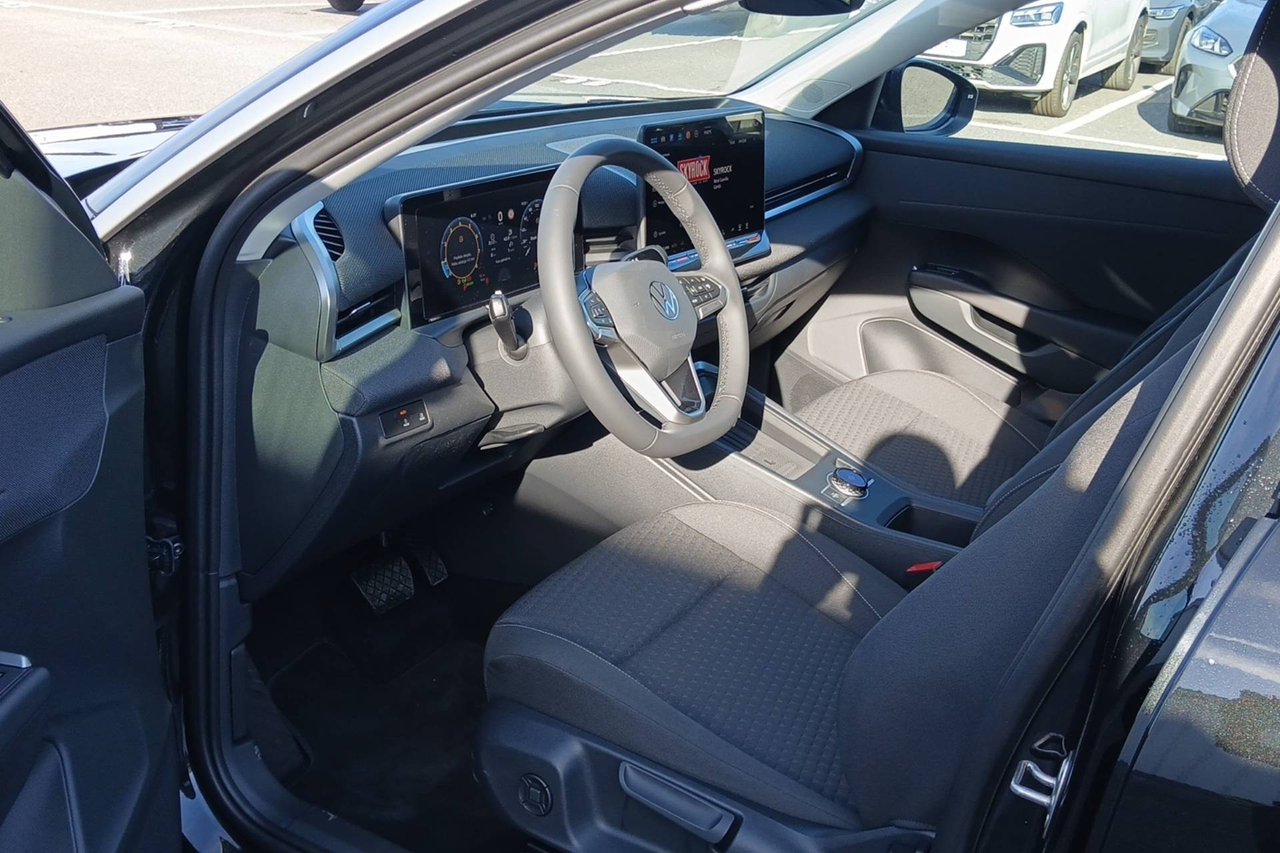 Volkswagen T-Roc — photo 10