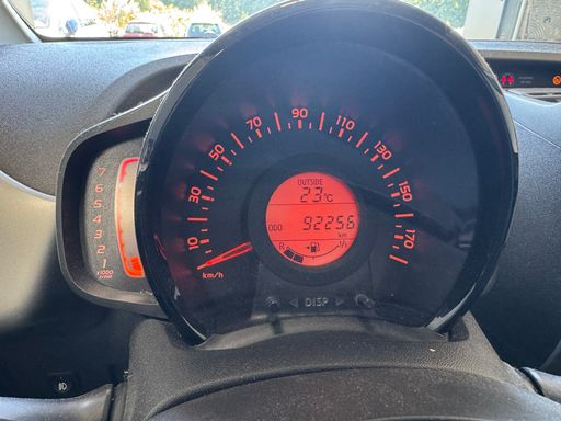 Toyota Aygo 1.0 VVT-i 69 - X-Play – 2015 – 92256 km – Essence – Boîte Manuelle — photo 17