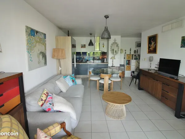 Hyères Quartier Gare Appartement T2 avec terrasse et Garage
