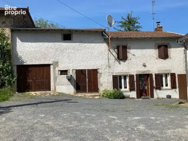 Jolie petite maison de campagne en pierre de granite, avec trois petites chambres et un terrain de 1