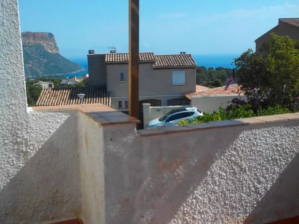 Cassis loue T3 à l'année vue mer et 2 terrasses