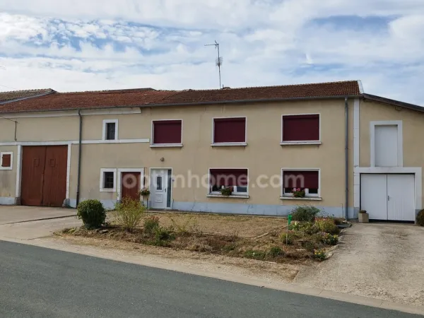 A vendre, ancienne fermette pleine de charme avec de vastes dépendances et terrain clos.