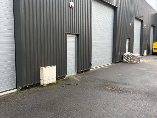 Loue dépôt 100 m2 plus deux bureaux