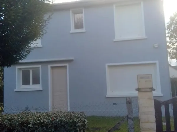 MAISON DIVISE EN DEUX AVEC VERANDA