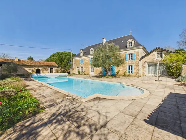 Superbe propriété de campagne avec logement d'invités, lac privé et piscine, près de Poitiers