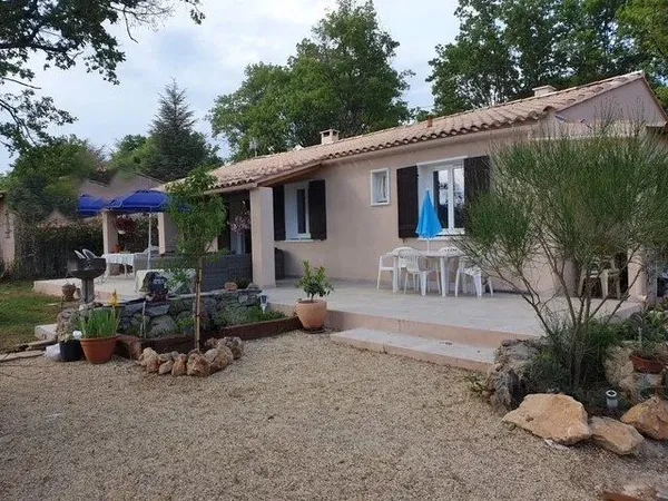 REGUSSE (VAR) - Maison de plain-pied sur 1800 m² de terrain