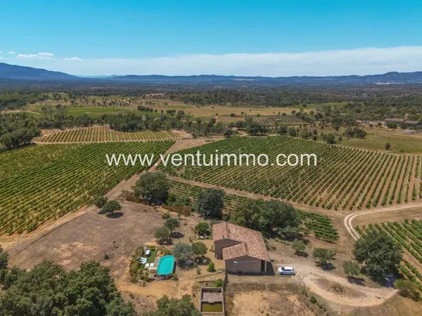 LA GARDE-FREINET : propriété viticole avec maison
