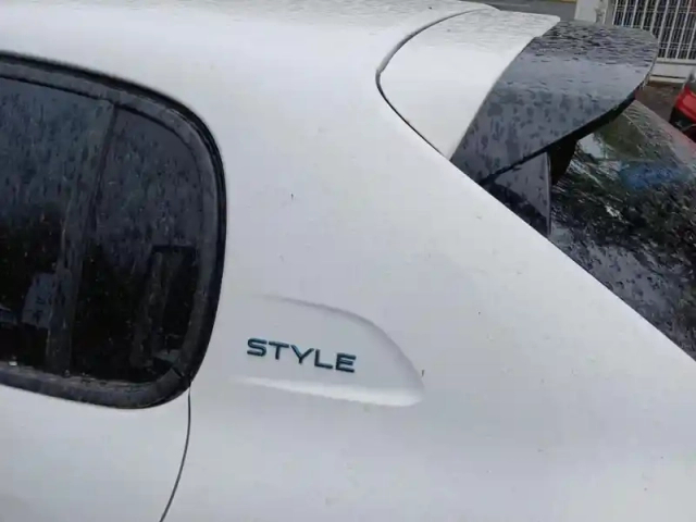 Peugeot 208 puretech 75 s&amp;s bvm5 style — photo 27