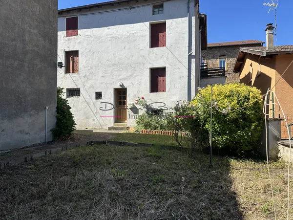 Maison de village avec garage et jardin