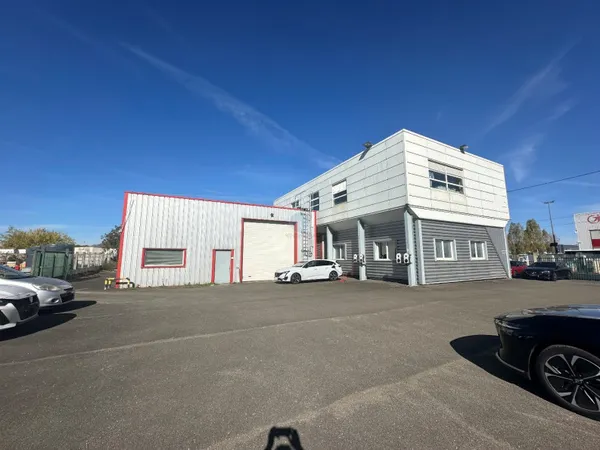 Local 700 m²