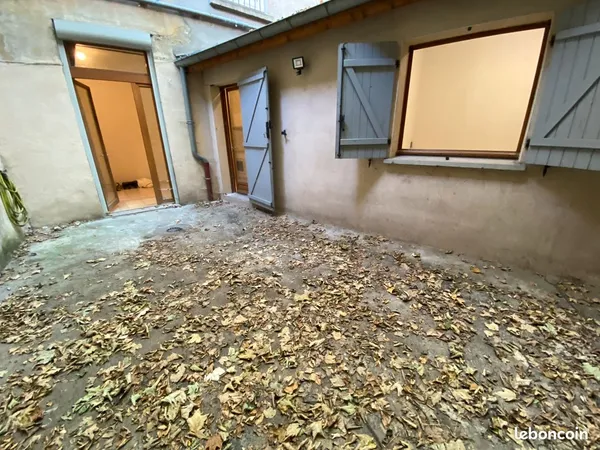 T2 34 m2 + cour Lyon 5ème St Just
