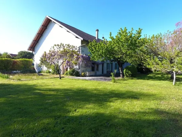 Ferme rénovée idéalement placée - Coeur de Village, Feigères