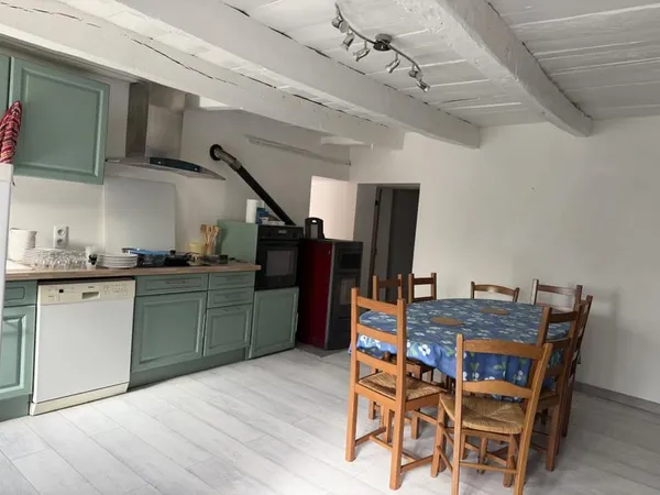 A LOUER JOLIE MAISON DE VILLE TYPE 5 ENTIEREMENT MEUBLEE