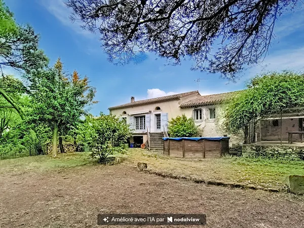 10 Mns Carcassonne - Ancienne longère de 240 m² avec séjour de 55 m², 178 m² d'annexes et terrain de