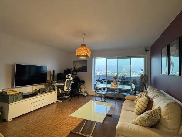 APPARTEMENT A LOUER L'ETE - AU DESSUS DU CENTRE COMMERCIAL BEAUGRENELLE
