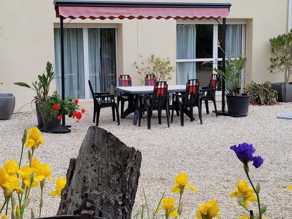 Rognes (près de Aix en Prov)location d'un rez de jardin de 132m2 avec piscine et jardin