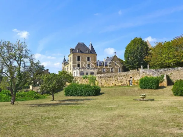 Propriété d'Exception Restaurée au Coeur du Triangle d'Or de la D