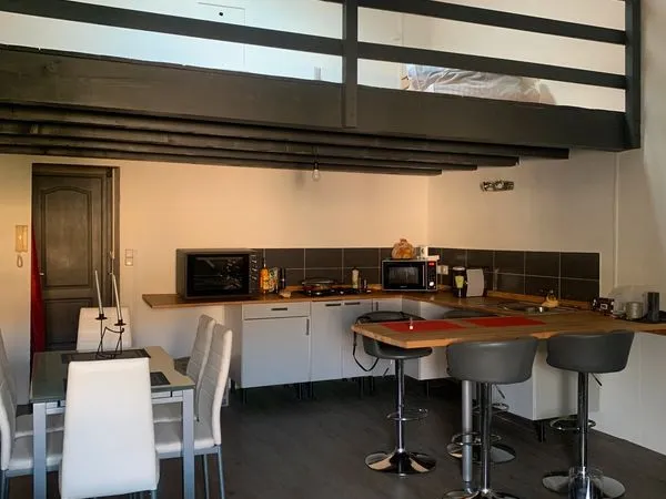 P2/3 51m2+ mezzanine 12m2 LOUE dans petit immeuble centre Codognan, terrasse