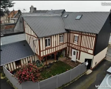 Maison de ville. Yvetot hyper centre. 109m2. 4 chambres. Jardin