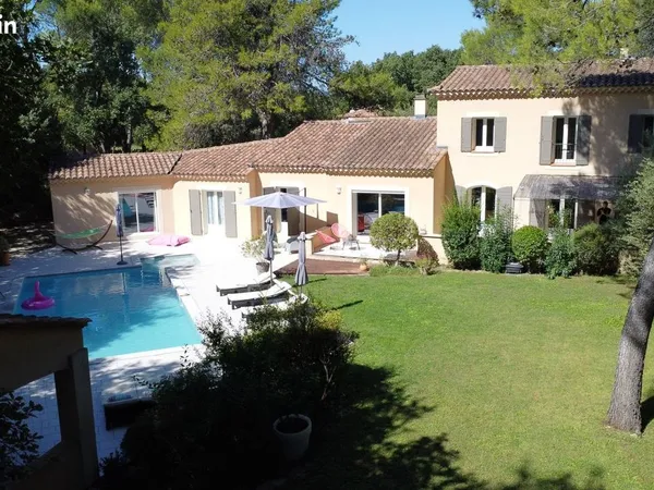 Villa 10 pièces 240 m²