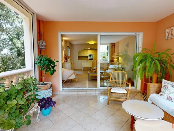 À vendre - Appartement T3 de 80 m² avec terrasse fermée, parking et cave - Proche des plages et du c